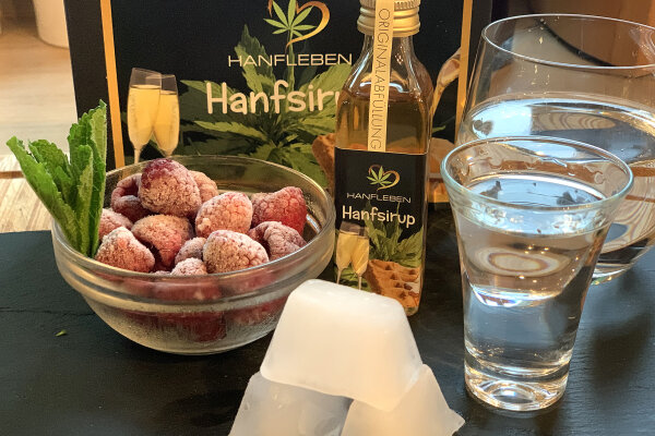 Gin-Tonic mit Hanfsirup &amp; Himbeeren - Gin-Tonic mit Hanfsirup &amp; Himbeeren