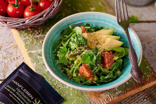 Veganer Salat mit Kichererbsen und Hanfleben Hanfsamen - Veganer Salat mit Kichererbsen und Hanfleben Hanfsamen